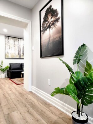 Interior - The Cozy Cove Modern King-Bedroom Full Apartment (St. Catharines)