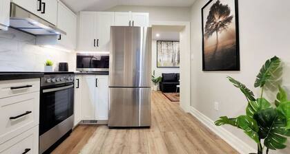 The Cozy Cove Modern King-Bedroom Full Apartment