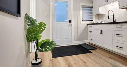 The Cozy Cove Modern King-Bedroom Full Apartment