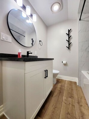 Hair dryer, towels - The Cozy Cove Modern King-Bedroom Full Apartment (St. Catharines)