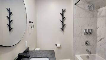 Séchoir à cheveux, serviettes fournies