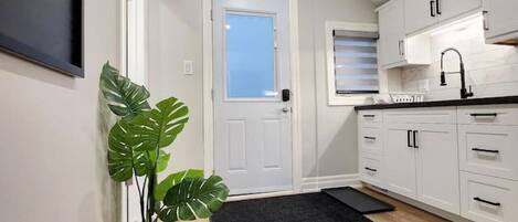 Een koelkast, een microgolfoven, een oven, een kookplaat