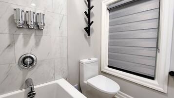 Een haardroger, handdoeken