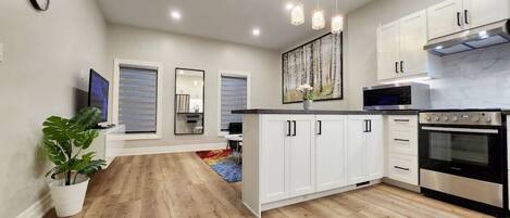 Réfrigérateur, micro-ondes, four, plaque de cuisson