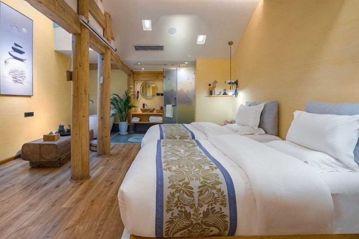 Dundyner, skrivebord, blendingsgardiner og individuelt dekorert