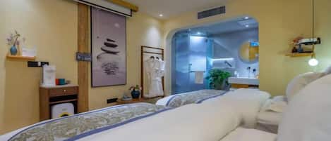 Une chambre d’hôtel équipée d’un lit, d’un bureau, d’un miroir et d’un espace douche.