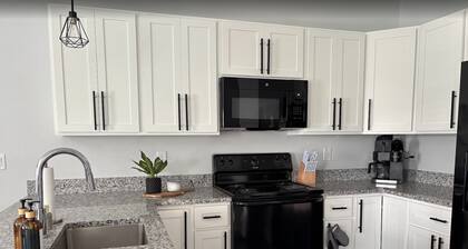 Cozy Apartment in Lake City, only minutes from the baseball fields and food!