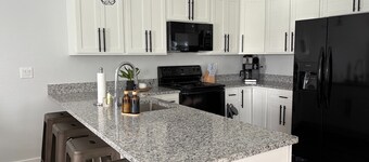 Cozy Apartment in Lake City, only minutes from the baseball fields and food!