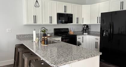 Cozy Apartment in Lake City, only minutes from the baseball fields and food!