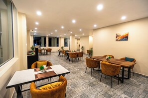 Bar (on property) - Aotel by Clarks Inn Palampur (Palampur)