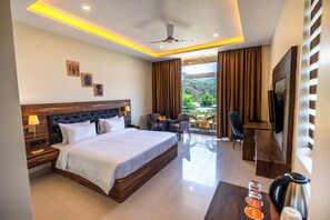 Deluxe Room, Valley View - Aotel by Clarks Inn Palampur (Palampur)
