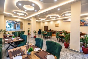 Restaurant - Aotel by Clarks Inn Palampur (Palampur)