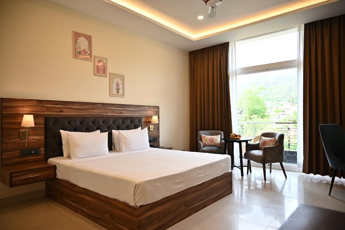 Deluxe Room, Valley View | 1 bedroom, iron/ironing board (on request), WiFi (free)