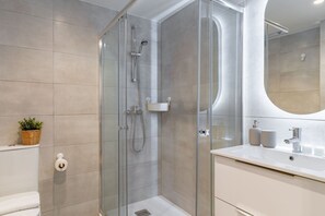 Shower, hair dryer, towels, soap - Scenic Flat in Malaga (Málaga)