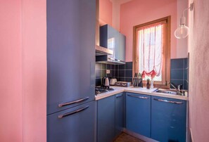 Frigorifero, microonde, forno, piano cottura