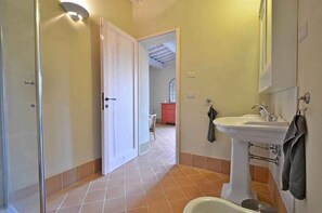 Doccia, asciugacapelli, bidet