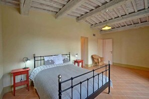 2 habitaciones, tabla de planchar con plancha y cuna de viaje