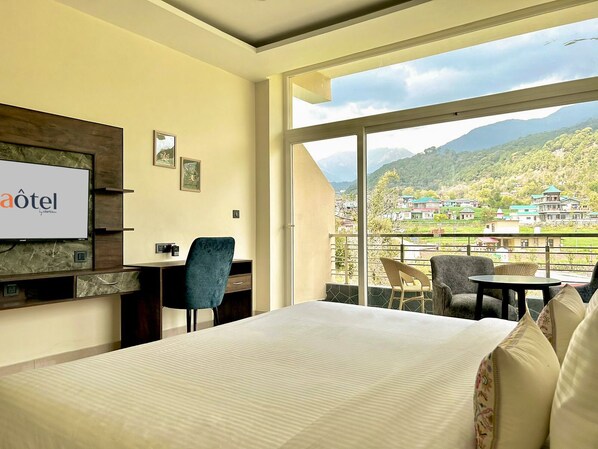 Basic Double Room, Balcony, Mountain View | Living area