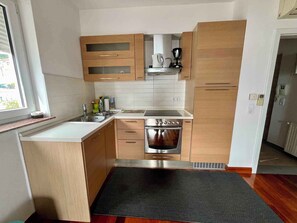 Fridge, oven, stovetop, dishwasher