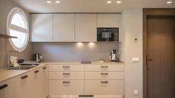 Frigorífico, microondas, horno y placa de cocina