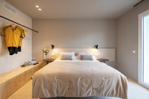 1 soveværelse, pengeskab på værelset, strygejern/strygebræt