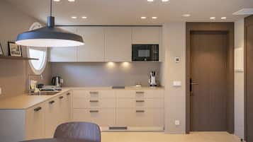 Een koelkast, een microgolfoven, een oven, een kookplaat