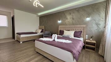 Dreibettzimmer | 1 Schlafzimmer, Schreibtisch, laptopgeeigneter Arbeitsplatz