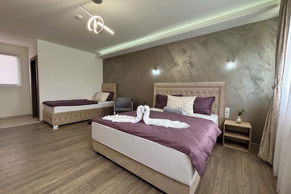 Bureau, espace de travail pour ordinateur portable, lits bébé (gratuits)