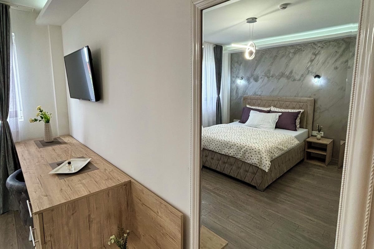 1 habitación, escritorio y espacio para trabajar con laptop