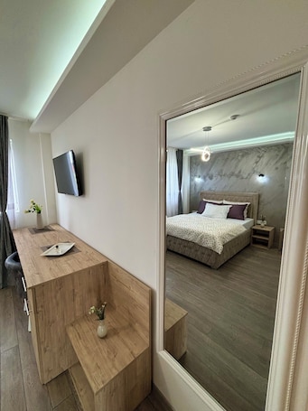 Escritorio, espacio para trabajar con laptop y cunas gratuitas