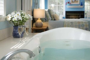 Cottage, 1 King Bed, Jetted Tub, City View | Individually decorated, individually furnished, iron/ironing board
