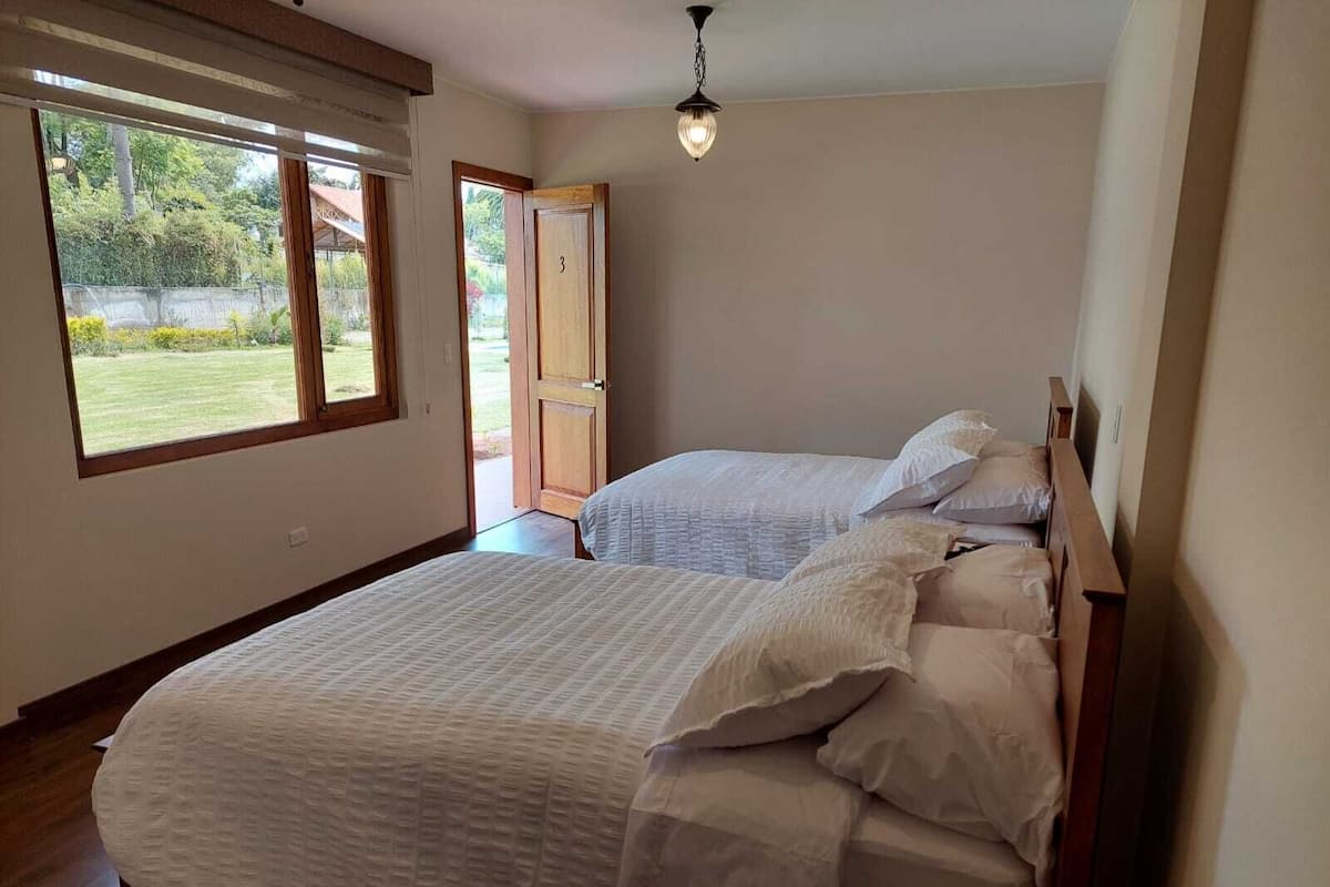 Comfort Double or Twin Room, Garden View | Meja, kalis bunyi, Wi-fi percuma
