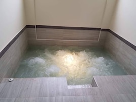 Un sauna, una bañera de hidromasaje, baño turco