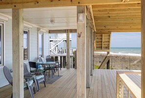 Outdoor dining - Slow M'Ocean: Oceanfront, Elevator, 4BR, 4.5BA, Community Pool (Pine Knoll Shores)