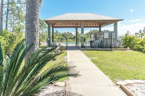 Casa, 3 habitaciones, patio, vista al jardín | Áreas de la propiedad