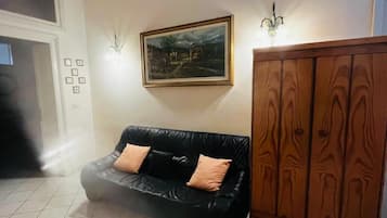 House, 2 Bedrooms, Accessible, Smoking | Living room