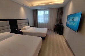 A hotel room with two beds, a desk, a chair, a TV, and a window with curtains. - Wenzhou Taiyi Smart Hotel (Jingshan Park General Bridge Branch) (Wenzhou)