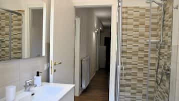 House, 3 Bedrooms, Smoking, Balcony | Bathroom shower