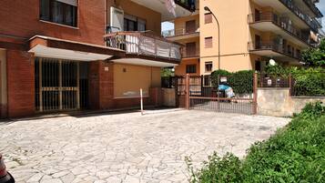 House, 3 Bedrooms, Smoking, Balcony | Property entrance