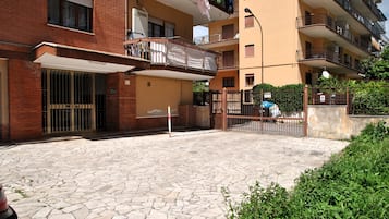 House, 3 Bedrooms, Smoking, Balcony | Property entrance