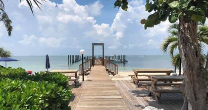 2 Bedrm / 2 Bath Private Beach Boat Dock Fishing Pier Pool Hot Tub Dream Vacay