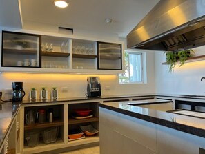 Kühlschrank, Mikrowelle, Ofen, Wasserkocher mit Kaffee-/Teezubehör