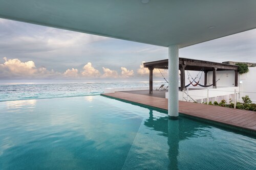 Villa de Lujo en Primera Línea de Playa