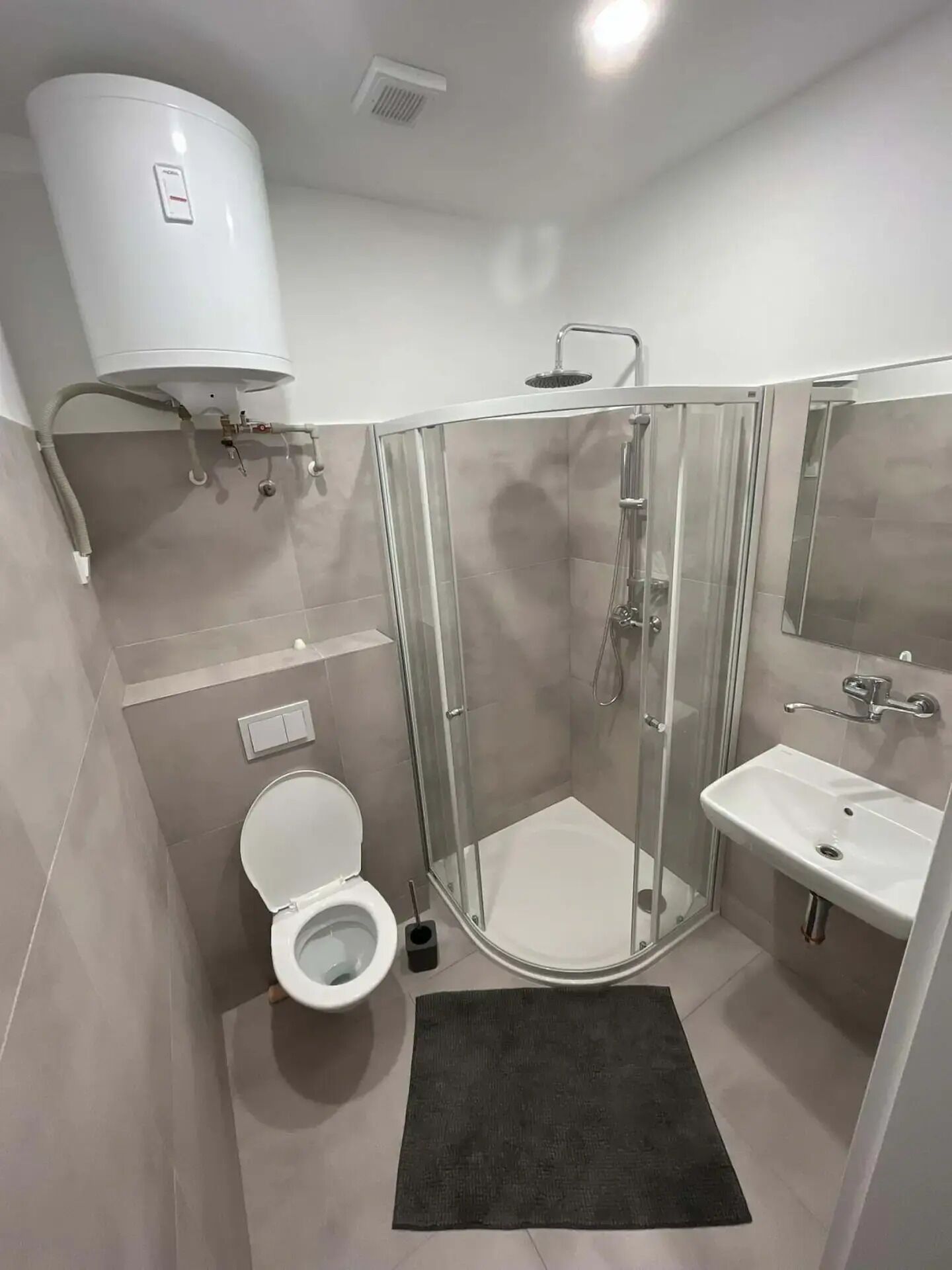 Chuveiro, papel higiênico