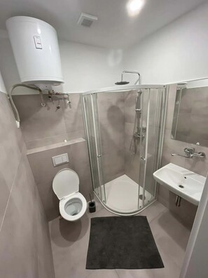 Shower, toilet paper - Chateau Kravín (Kurimany)