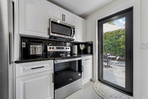 Frigorifero, microonde, forno, piano cottura