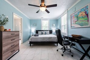 2 Schlafzimmer, Schreibtisch, Bügeleisen/Bügelbrett, WLAN