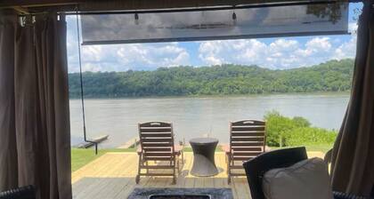 The Riverside Retreat - Your Coastal Getaway