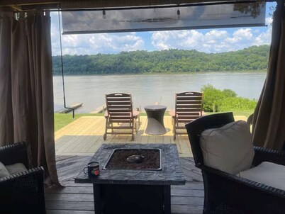 The Riverside Retreat - Your Coastal Getaway