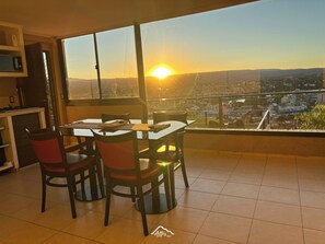 Deluxe Apartment, 1 Bedroom, Patio, Lake View | Living area | 32-inch LED TV with cable channels, Netflix, streaming services - Altos Apart Carlos Paz (Villa Carlos Paz)